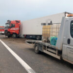 02.11.2022. Okalina-Kolonia. Ciężarówka wjechała do rowu przy drodze krajowej nr 9 / źródło: policja