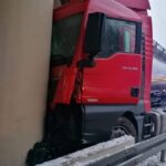 25.11.2022. Kielce. Trasa S7. Cysterna wjechała w wiadukt / Fot. OSP KSRG Kostomłoty Drugie - Facebook