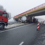 25.11.2022. Kielce. Trasa S7. Cysterna wjechała w wiadukt / Fot. OSP KSRG Kostomłoty Drugie - Facebook