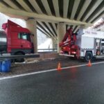25.11.2022. Kielce. Trasa S7. Cysterna wjechała w wiadukt / Fot. OSP KSRG Kostomłoty Drugie - Facebook