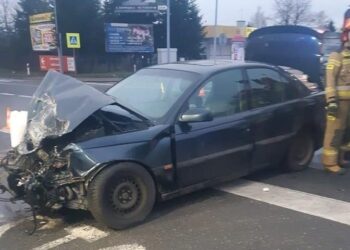 30.11.2022. Sandomierz. Wypadek na skrzyżowaniu ul. Kwiatkowskiego z ul. Ożarowską / źródło: KPP Sandomierz