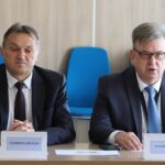 03.11.2022. Kielce. Podsumowanie ćwiczeń obronnych pod kryptonimem „Zamek 22”. Na zdjęciu (od lewej): starosta kielecki Mirosław Gębski, wicestarosta kielecki Tomasz Pleban / Fot. Starostwo Powiatowe w Kielcach