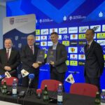 29.11.2022. Kielce. Marszałek przekazuje pieniądze dla Korony Kielce. Na zdjęciu (od lewej): Marek Boguslawski - wicemarszałek województwa świętokrzyskiego, Andrzej Bętkowski - marszałek województwa świętokrzyskiego, Łukasz Jabłoński - prezes Korona SA, Sławomir Gierada - radny wojewódzki, członek rady nadzorczej Korona SA / Fot. Michał Kita - Radio Kielce