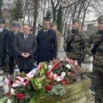 29.11.2022. Sandomierz. Uroczystości z okazji 193. rocznicy wybuchu powstania listopadowego. Na zdjęciu (w środku): Marek Kwitek - poseł PiS i Marcin Marzec - burmistrz Sandomierza / Fot. Grażyna Szlęzak - Radio Kielce