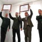 Pińczów. Wręczenie certyfikatów potwierdzających wpis polskiego sokolnictwa na światową Listę reprezentatywną niematerialnego dziedzictwa kulturowego ludzkości UNESCO. Na zdjęciu (od lewej): Joanna Cicha-Kuczyńska radca ministra MKiDN ds. UNESCO, Janusz Sielicki - inicjator oraz główny koordynator projektu wpisania polskiego sokolnictwa na listę UNESCO, Sławomir Sielicki - prezes Stowarzyszenia Na Rzecz Dzikich Zwierząt „Sokół ”, Adam Dopierała - sokolniczy z Polskiego Związku Łowieckiego „Gniazdo Sokolników”, Rafał Malec - prezes Naczelnej Rady Łowieckiej / Fot. Marta Gajda-Kruk – Radio Kielce