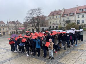 10.11.2022. Sandomierz. Rynek. Żywa flaga / Fot. Grażyna Szlęzak - Radio Kielce