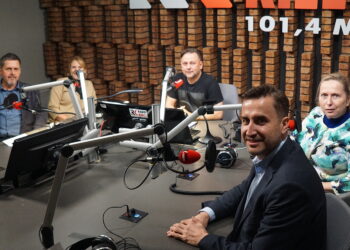 07.11.2022. Radio Kielce. Punkty Widzenia. Na zdjęciu (od lewej): Jarosław Karyś - przewodniczący rady miasta, Katarzyna Czech-Kruczek - wiceprzewodnicząca rady miasta, Robert Szumielewicz - dziennikarz Radia Kielce, radny Kamil Suchański, Anna Kibortt - wiceprzewodnicząca rady miasta. / Fot. Dionizy Krawczyński - Radio Kielce