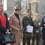 02.11.2022. Kielce. Młodzież z Ochotniczych Hufców Pracy podczas kwesty. Na zdjęciu (od lewej): Beata Wróblewska - opiekunka młodzieży, Magdalena Fogiel-Litwinek - zastępca komendanta wojewódzkiego OHP w Kielcach, młodzież z OHP, prof. Urszula Oettingen. / Fot. OHP