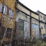 Car, cesarz, król i papież na peronie w Bzinie - Radio Kielce 17.11.2022. Skarżysko-Kamienna. Zabudowania dawnej lokomotywowni (parowozowni i spalinowozowni) oraz warsztatów kolejowych / Fot. Wiktor Taszłow – Radio Kielce