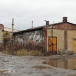 Car, cesarz, król i papież na peronie w Bzinie - Radio Kielce 17.11.2022. Skarżysko-Kamienna. Zabudowania dawnej lokomotywowni (parowozowni i spalinowozowni) oraz warsztatów kolejowych / Fot. Wiktor Taszłow – Radio Kielce