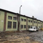 Car, cesarz, król i papież na peronie w Bzinie - Radio Kielce 17.11.2022. Skarżysko-Kamienna. Zabudowania dawnej lokomotywowni (parowozowni i spalinowozowni) oraz warsztatów kolejowych / Fot. Wiktor Taszłow – Radio Kielce