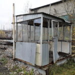 Car, cesarz, król i papież na peronie w Bzinie - Radio Kielce 17.11.2022. Skarżysko-Kamienna. Zabudowania dawnej lokomotywowni (parowozowni i spalinowozowni) oraz warsztatów kolejowych / Fot. Wiktor Taszłow – Radio Kielce