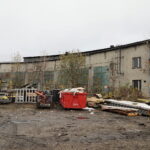 Car, cesarz, król i papież na peronie w Bzinie - Radio Kielce 17.11.2022. Skarżysko-Kamienna. Zabudowania dawnej lokomotywowni (parowozowni i spalinowozowni) oraz warsztatów kolejowych / Fot. Wiktor Taszłow – Radio Kielce