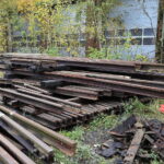 Car, cesarz, król i papież na peronie w Bzinie - Radio Kielce 17.11.2022. Skarżysko-Kamienna. Zabudowania dawnej lokomotywowni (parowozowni i spalinowozowni) oraz warsztatów kolejowych / Fot. Wiktor Taszłow – Radio Kielce