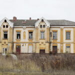 Car, cesarz, król i papież na peronie w Bzinie - Radio Kielce 17.11.2022. Skarżysko-Kamienna. Zabudowania dawnego kolejowego zakładu drogowego / Fot. Wiktor Taszłow – Radio Kielce