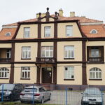 Car, cesarz, król i papież na peronie w Bzinie - Radio Kielce 17.11.2022. Skarżysko-Kamienna. Stacja kolejowa -dawny budynek przychodni kolejowej / Fot. Wiktor Taszłow – Radio Kielce