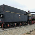 Car, cesarz, król i papież na peronie w Bzinie - Radio Kielce 17.11.2022. Skarżysko-Kamienna. Zabytkowy parowóz Pt47-13 koło dworca kolejowego / Fot. Wiktor Taszłow – Radio Kielce