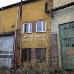 Car, cesarz, król i papież na peronie w Bzinie - Radio Kielce 17.11.2022. Skarżysko-Kamienna. Zabudowania dawnej lokomotywowni (parowozowni i spalinowozowni) oraz warsztatów kolejowych / Fot. Wiktor Taszłow – Radio Kielce