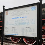 Car, cesarz, król i papież na peronie w Bzinie - Radio Kielce 17.11.2022. Skarżysko-Kamienna. Zabytkowy parowóz Pt47-13 koło dworca kolejowego / Fot. Wiktor Taszłow – Radio Kielce