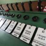 Car, cesarz, król i papież na peronie w Bzinie - Radio Kielce 17.11.2022. Skarżysko-Kamienna. Nastawnia kolejowa / Fot. Wiktor Taszłow – Radio Kielce