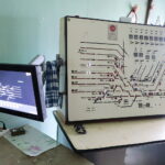 Car, cesarz, król i papież na peronie w Bzinie - Radio Kielce 17.11.2022. Skarżysko-Kamienna. Nastawnia kolejowa / Fot. Wiktor Taszłow – Radio Kielce