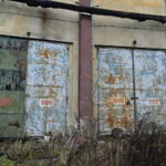 Car, cesarz, król i papież na peronie w Bzinie - Radio Kielce 17.11.2022. Skarżysko-Kamienna. Zabudowania dawnej lokomotywowni (parowozowni i spalinowozowni) oraz warsztatów kolejowych / Fot. Wiktor Taszłow – Radio Kielce