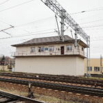 Car, cesarz, król i papież na peronie w Bzinie - Radio Kielce 17.11.2022. Skarżysko-Kamienna. Nastawnia kolejowa / Fot. Wiktor Taszłow – Radio Kielce