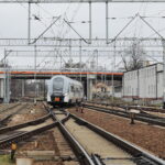 Car, cesarz, król i papież na peronie w Bzinie - Radio Kielce 17.11.2022. Skarżysko-Kamienna. Stacja kolejowa / Fot. Wiktor Taszłow – Radio Kielce