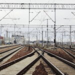 Car, cesarz, król i papież na peronie w Bzinie - Radio Kielce 17.11.2022. Skarżysko-Kamienna. Stacja kolejowa / Fot. Wiktor Taszłow – Radio Kielce