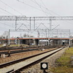 Car, cesarz, król i papież na peronie w Bzinie - Radio Kielce 17.11.2022. Skarżysko-Kamienna. Stacja kolejowa / Fot. Wiktor Taszłow – Radio Kielce