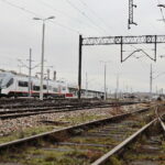 Car, cesarz, król i papież na peronie w Bzinie - Radio Kielce 17.11.2022. Skarżysko-Kamienna. Stacja kolejowa / Fot. Wiktor Taszłow – Radio Kielce