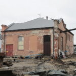 Car, cesarz, król i papież na peronie w Bzinie - Radio Kielce 17.11.2022. Skarżysko-Kamienna. Zabudowania dawnej lokomotywowni (parowozowni i spalinowozowni) oraz warsztatów kolejowych / Fot. Wiktor Taszłow – Radio Kielce