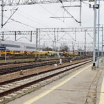 Car, cesarz, król i papież na peronie w Bzinie - Radio Kielce 17.11.2022. Skarżysko-Kamienna. Stacja kolejowa / Fot. Wiktor Taszłow – Radio Kielce