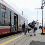 Car, cesarz, król i papież na peronie w Bzinie - Radio Kielce 17.11.2022. Skarżysko-Kamienna. Stacja kolejowa / Fot. Wiktor Taszłow – Radio Kielce