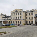 Car, cesarz, król i papież na peronie w Bzinie - Radio Kielce 17.11.2022. Skarżysko-Kamienna. Dworzec kolejowy / Fot. Wiktor Taszłow – Radio Kielce