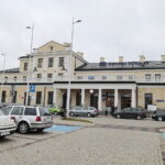 Car, cesarz, król i papież na peronie w Bzinie - Radio Kielce 17.11.2022. Skarżysko-Kamienna. Dworzec kolejowy / Fot. Wiktor Taszłow – Radio Kielce