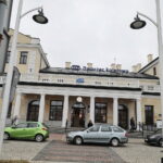 Car, cesarz, król i papież na peronie w Bzinie - Radio Kielce 17.11.2022. Skarżysko-Kamienna. Dworzec kolejowy / Fot. Wiktor Taszłow – Radio Kielce