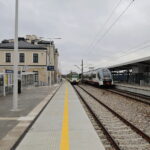 Car, cesarz, król i papież na peronie w Bzinie - Radio Kielce 17.11.2022. Skarżysko-Kamienna. Dworzec kolejowy / Fot. Wiktor Taszłow – Radio Kielce