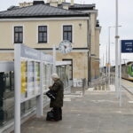 Car, cesarz, król i papież na peronie w Bzinie - Radio Kielce 17.11.2022. Skarżysko-Kamienna. Dworzec kolejowy / Fot. Wiktor Taszłow – Radio Kielce