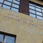 Car, cesarz, król i papież na peronie w Bzinie - Radio Kielce 17.11.2022. Skarżysko-Kamienna. Zabudowania dawnej lokomotywowni (parowozowni i spalinowozowni) oraz warsztatów kolejowych / Fot. Wiktor Taszłow – Radio Kielce