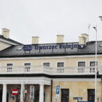 Car, cesarz, król i papież na peronie w Bzinie - Radio Kielce 17.11.2022. Skarżysko-Kamienna. Dworzec kolejowy / Fot. Wiktor Taszłow – Radio Kielce