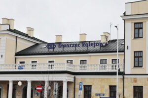 17.11.2022. Skarżysko-Kamienna. Dworzec kolejowy / Fot. Wiktor Taszłow – Radio Kielce