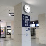 Car, cesarz, król i papież na peronie w Bzinie - Radio Kielce 17.11.2022. Skarżysko-Kamienna. Dworzec kolejowy / Fot. Wiktor Taszłow – Radio Kielce