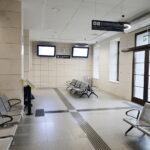 Car, cesarz, król i papież na peronie w Bzinie - Radio Kielce 17.11.2022. Skarżysko-Kamienna. Dworzec kolejowy / Fot. Wiktor Taszłow – Radio Kielce