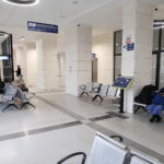 Car, cesarz, król i papież na peronie w Bzinie - Radio Kielce 17.11.2022. Skarżysko-Kamienna. Dworzec kolejowy / Fot. Wiktor Taszłow – Radio Kielce