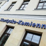 Car, cesarz, król i papież na peronie w Bzinie - Radio Kielce 17.11.2022. Skarżysko-Kamienna. Dworzec kolejowy / Fot. Wiktor Taszłow – Radio Kielce