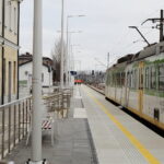 Car, cesarz, król i papież na peronie w Bzinie - Radio Kielce 17.11.2022. Skarżysko-Kamienna. Dworzec kolejowy / Fot. Wiktor Taszłow – Radio Kielce