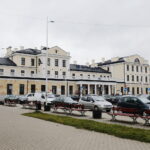 Car, cesarz, król i papież na peronie w Bzinie - Radio Kielce 17.11.2022. Skarżysko-Kamienna. Dworzec kolejowy / Fot. Wiktor Taszłow – Radio Kielce