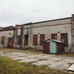 Car, cesarz, król i papież na peronie w Bzinie - Radio Kielce 17.11.2022. Skarżysko-Kamienna. Zabudowania dawnej lokomotywowni (parowozowni i spalinowozowni) oraz warsztatów kolejowych / Fot. Wiktor Taszłow – Radio Kielce