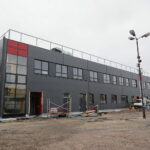 Car, cesarz, król i papież na peronie w Bzinie - Radio Kielce 17.11.2022. Skarżysko-Kamienna. Budowa kompleksu utrzymaniowego taboru kolejowego spółki POLREGIO / Fot. Wiktor Taszłow – Radio Kielce